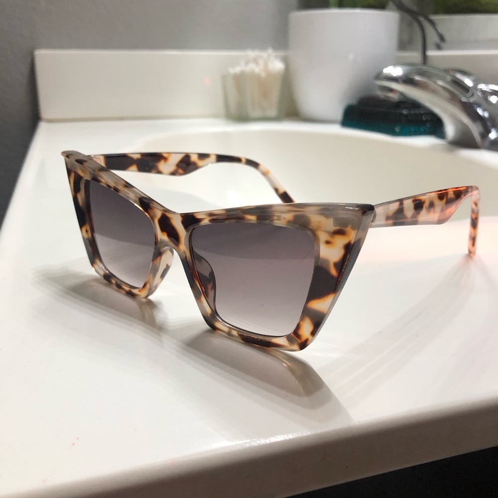 Tortoise Cat-Eyed Sunnies